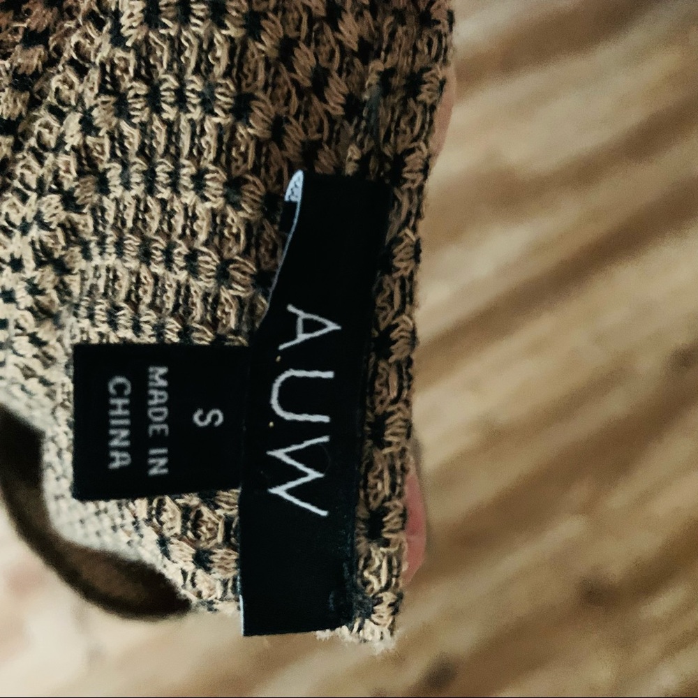 AUW Textured Side Button Top - Picture 6 of 8